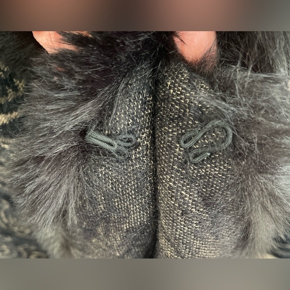 Carla Ferroni by Lady Jane Elegant Black and Tan Floral Paisley Faux Fur Shawl - Picture 6 of 13